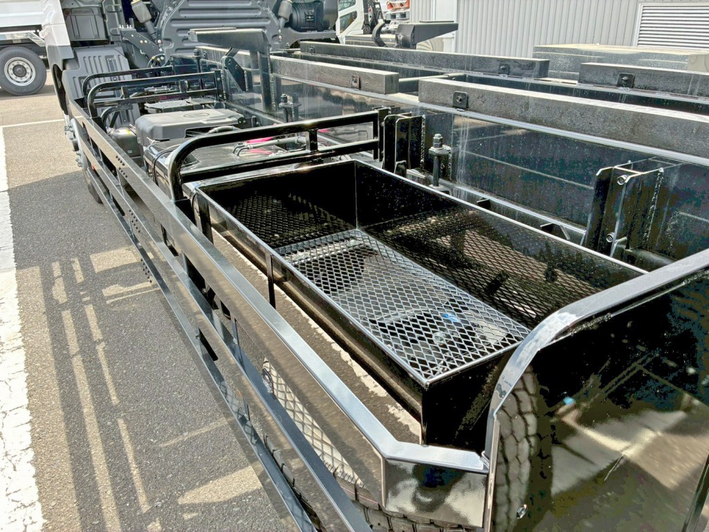 助手席側にりん木入れが付いています。|日野 プロフィア 2DG-FS1AHEの写真17