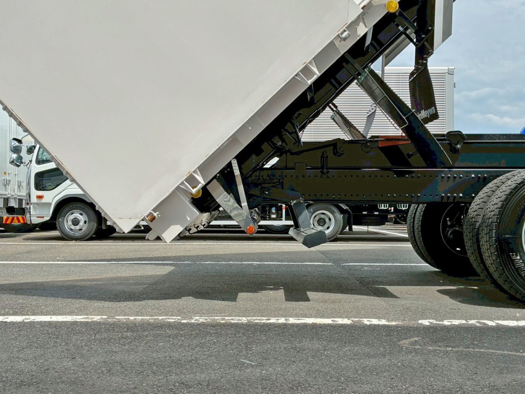 ダンプアップ時はリヤバンパーを格納します。|日野 プロフィア 2DG-FS1AHEの写真19
