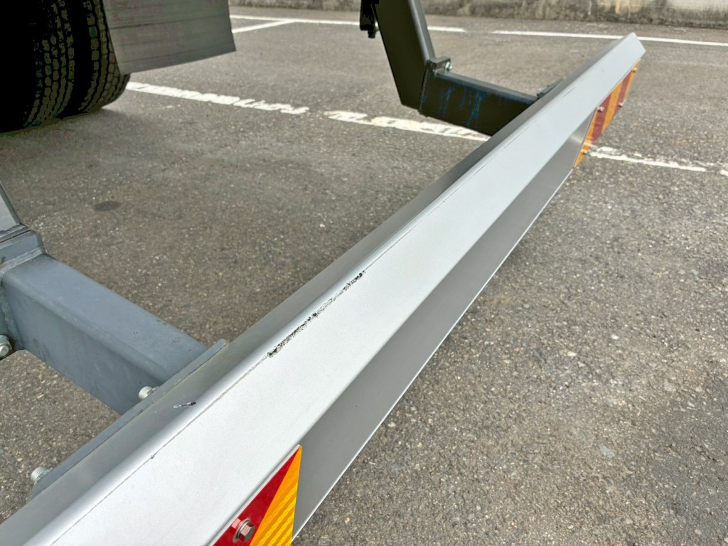 リヤバンパー中央上部にキズがあります。|日野 プロフィア 2DG-FS1AHEの写真22