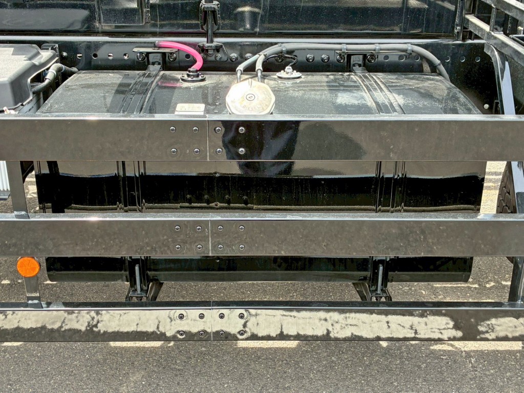 燃料タンクは300Lです。|日野 プロフィア 2DG-FS1AHEの写真26