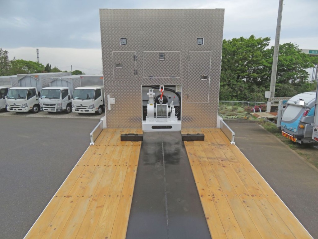 プロテクターにアルミの縞板が張ってあります。|日野 レンジャー 2DG-GK2ABAの写真10
