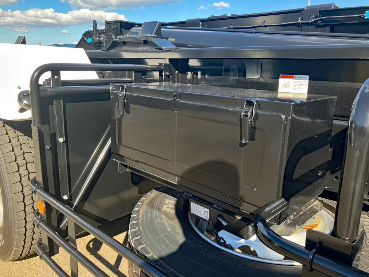 運転席側中央部にステンレス製の工具箱が付いています。|日野 プロフィア 2DG-FS1AHEの写真11