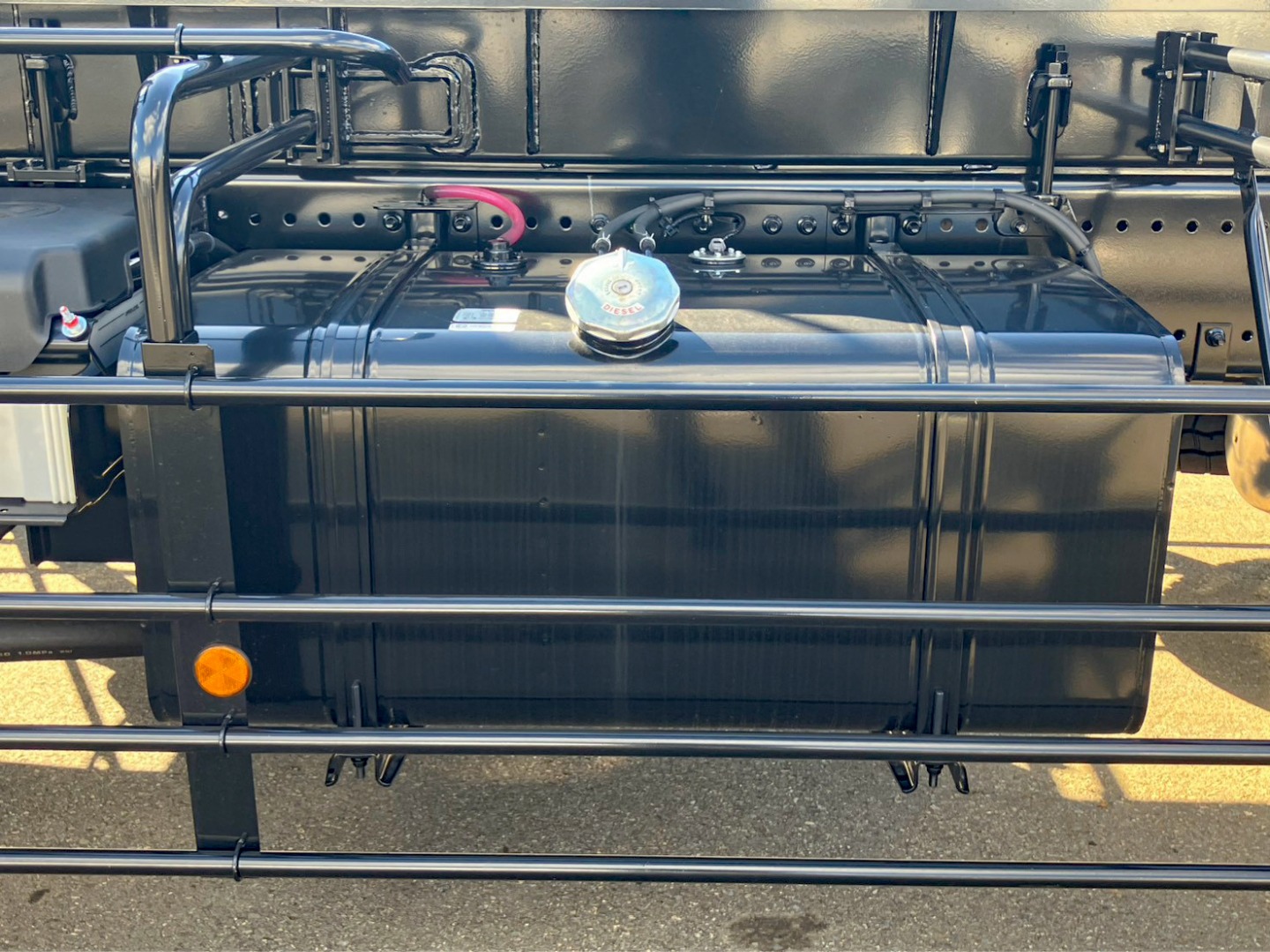 燃料タンクは300Lです。|日野 プロフィア 2DG-FS1AHEの写真16