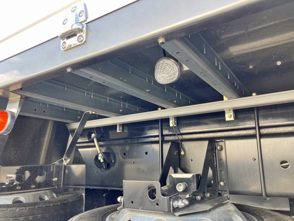 シャーシとネタの状態です。(縦ネタ・横ネタは鉄製、床下はステンが張られています)|日野 レンジャー 2KG-GK2ABAの写真6