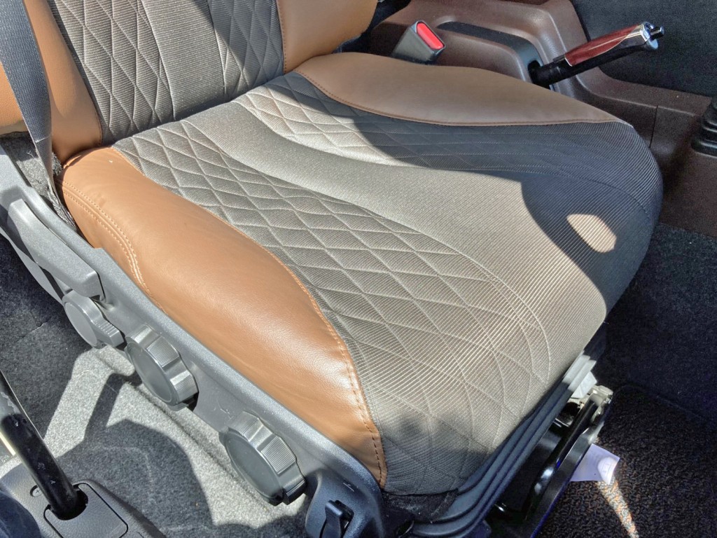 運転席座面にヘタリがあります。|日野 レンジャー 2KG-GK2ABAの写真8