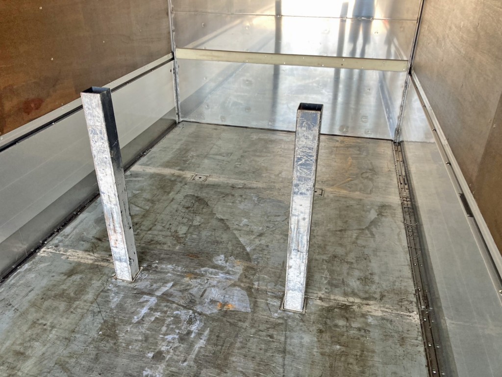 床板前方にスタンション穴が2対・スタンション棒が2つ付いています。|日野 レンジャー 2KG-GK2ABAの写真12