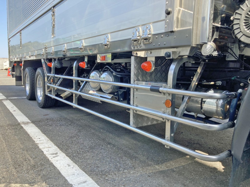 サイドバンパー・リヤフェンダーはステンレス製です。|日野 レンジャー 2KG-GK2ABAの写真17