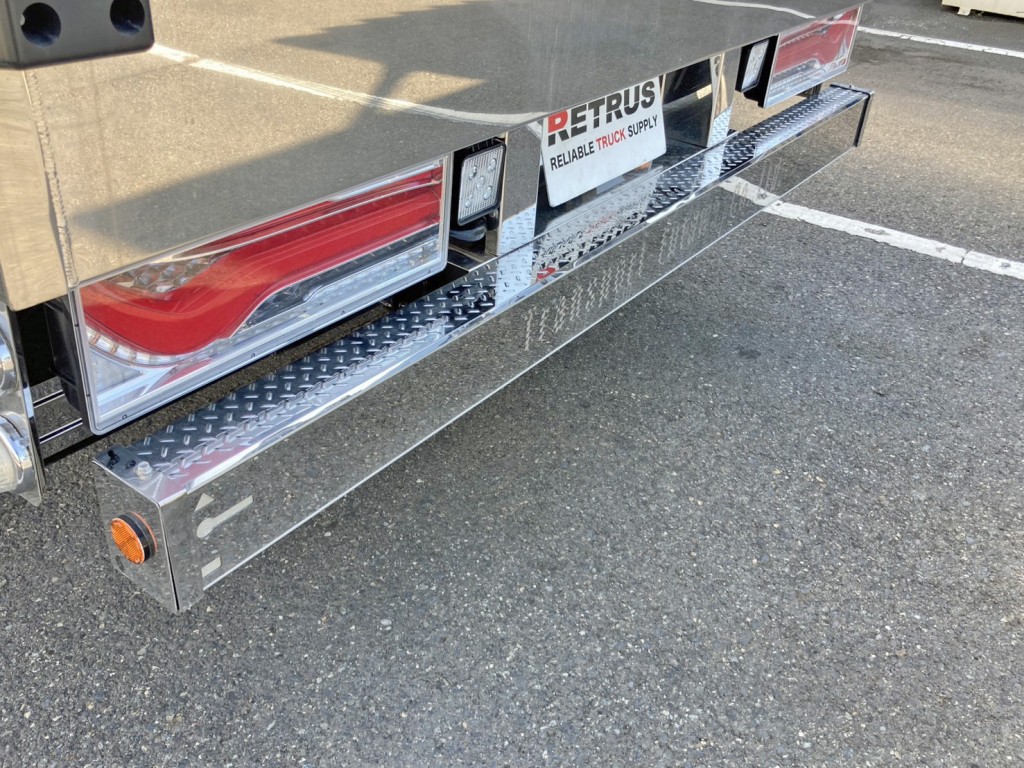 リヤバンパー上部は縞板アルミ・後方はステンが張られています。|日野 レンジャー 2KG-GK2ABAの写真19