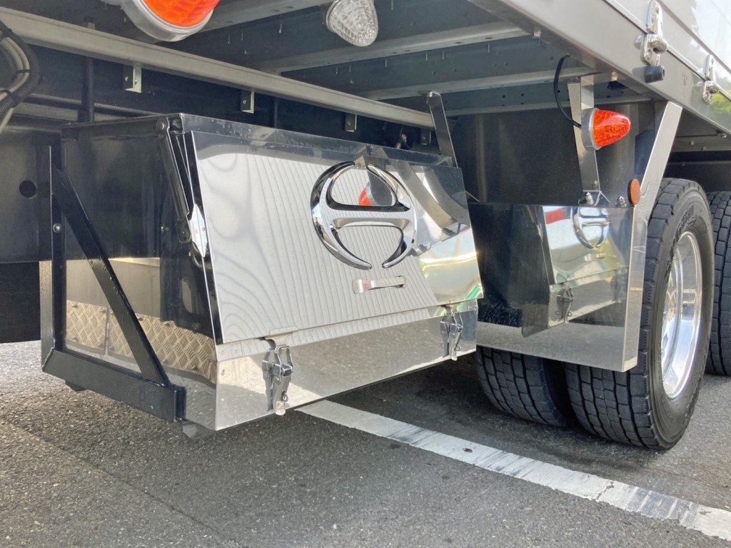 ボディー運転席側後方にステンレス製の工具箱が付いています。|日野 レンジャー 2KG-GK2ABAの写真20