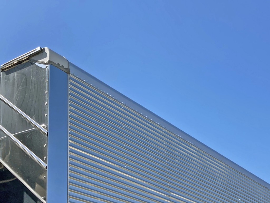 助手席側羽根前方上部にヘコミがあります。|日野 レンジャー 2KG-GK2ABAの写真21