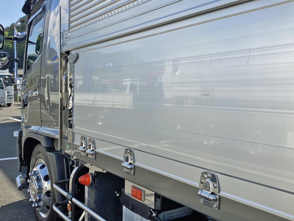 助手席側アオリ前方にキズ・ヘコミがあります。|日野 レンジャー 2KG-GK2ABAの写真22