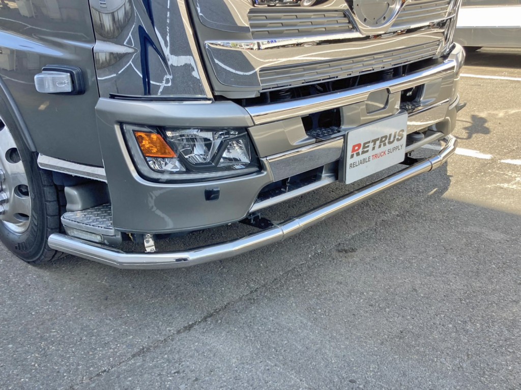 フロントバンパー下部にステンレスバーが付いています。|日野 レンジャー 2KG-GK2ABAの写真23