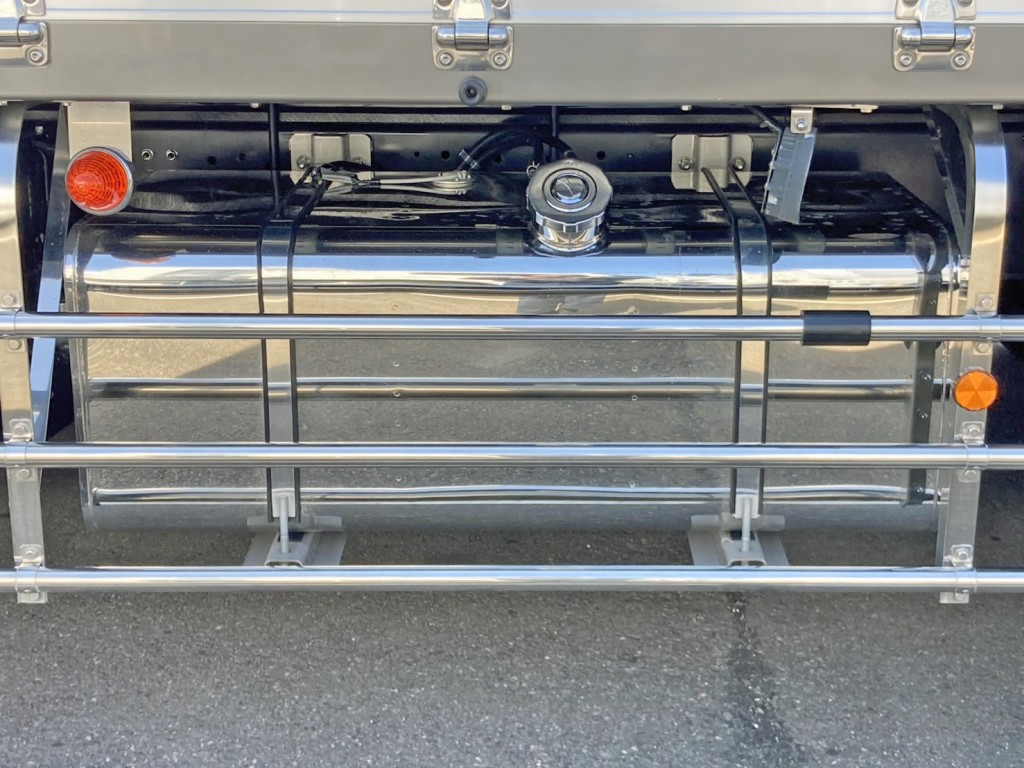 燃料タンクは300Lステンレス製です。|日野 レンジャー 2KG-GK2ABAの写真26