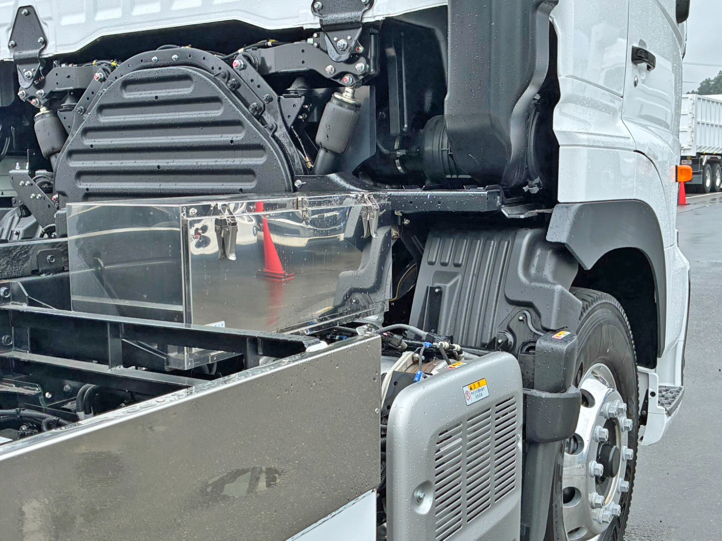 運転席側にステンレス製の工具箱が付いています。|日野 プロフィア 2DG-FS1AGEの写真18