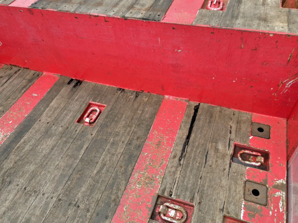 下段床板前方運転席側に割れがあります。|東邦  TE36H2P3Sの写真13