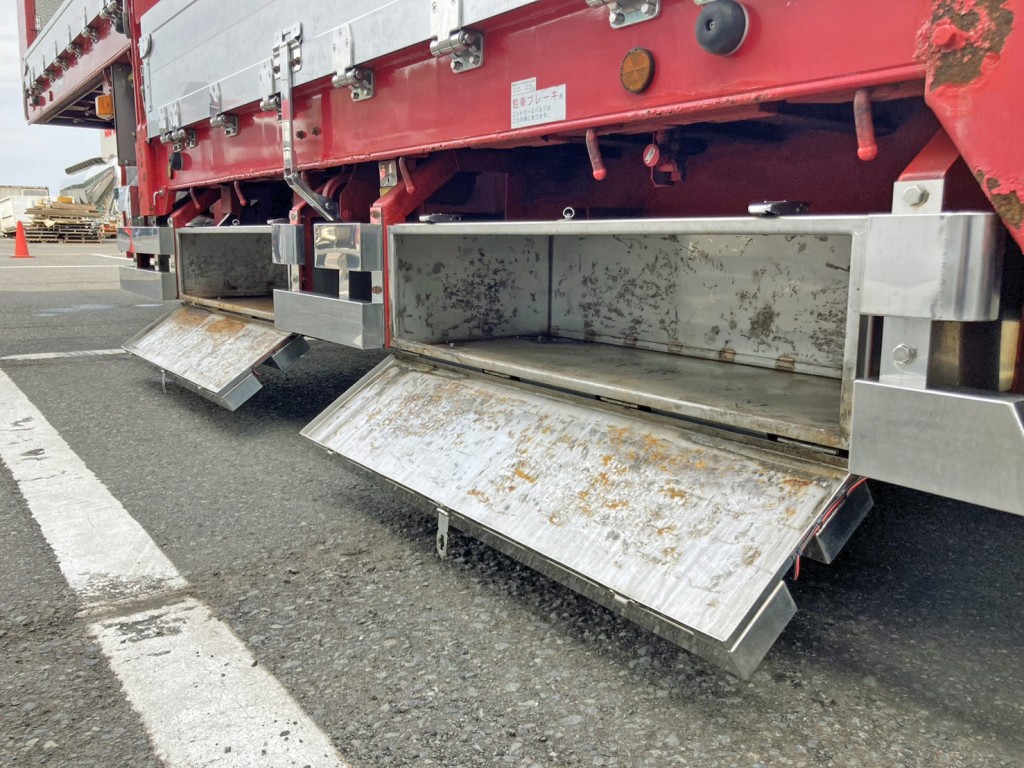 助手席側にステンレス製の工具箱が2つ付いています。|東邦  TE36H2P3Sの写真24