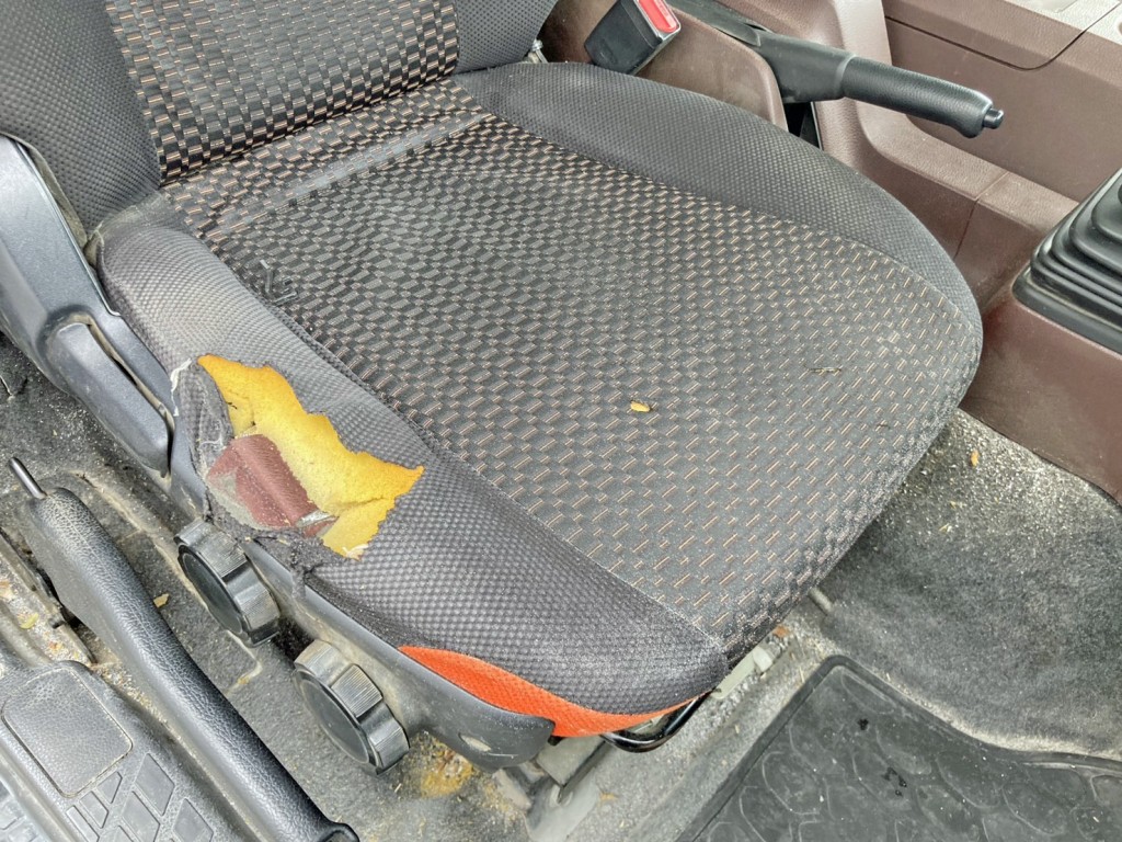 運転席座面にヘタリ・破れがあります。|日野 レンジャー 2KG-GC2ABAの写真8