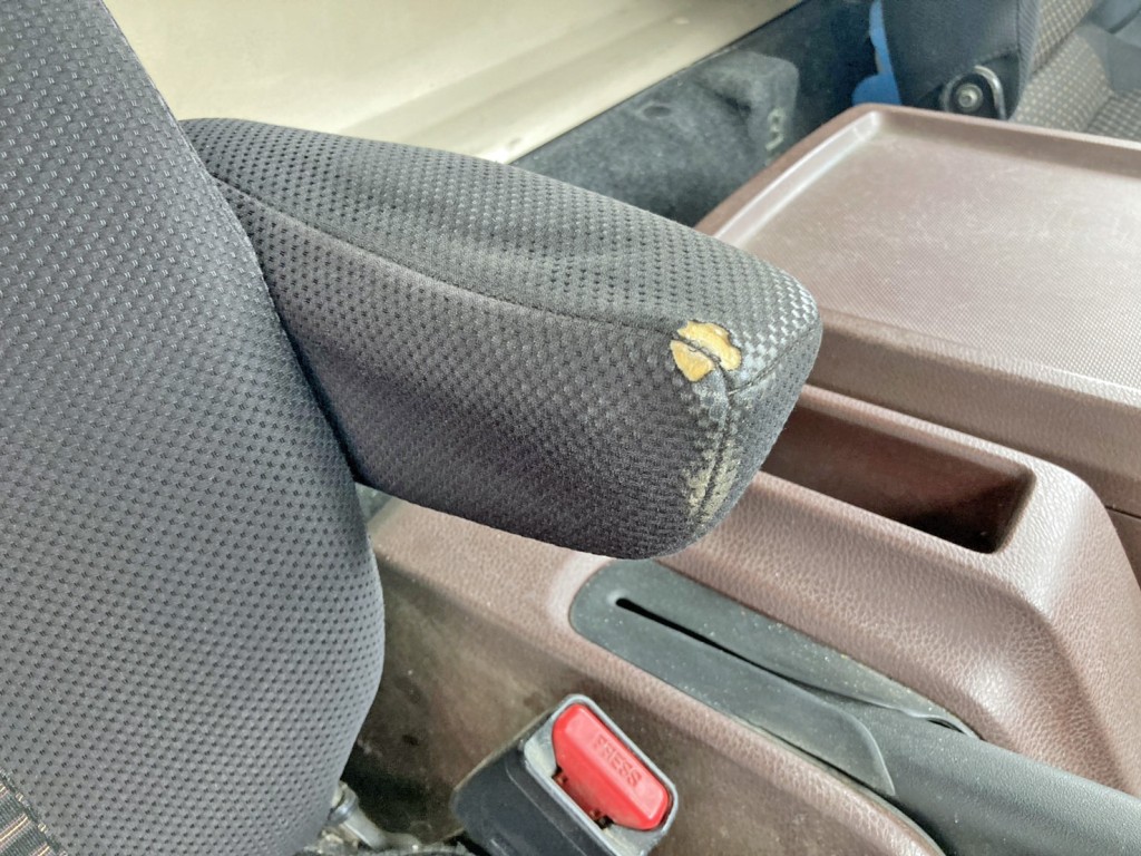 運転席肘掛けに破れがあります。|日野 レンジャー 2KG-GC2ABAの写真9