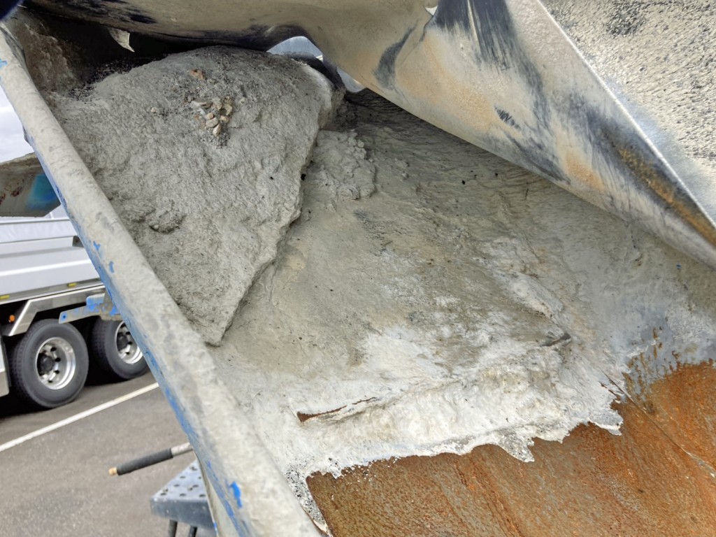 シュート上部にコンクリが付着しています。|日野 レンジャー 2KG-GC2ABAの写真17