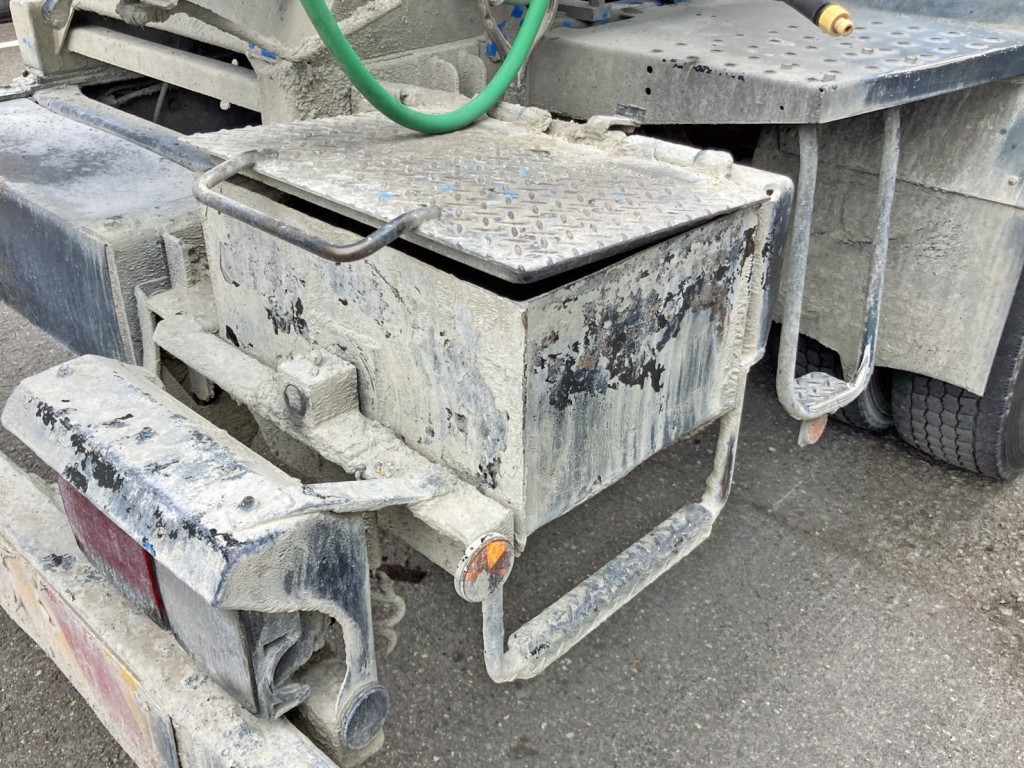 水タンクのフタが閉まりきりません。|日野 レンジャー 2KG-GC2ABAの写真18