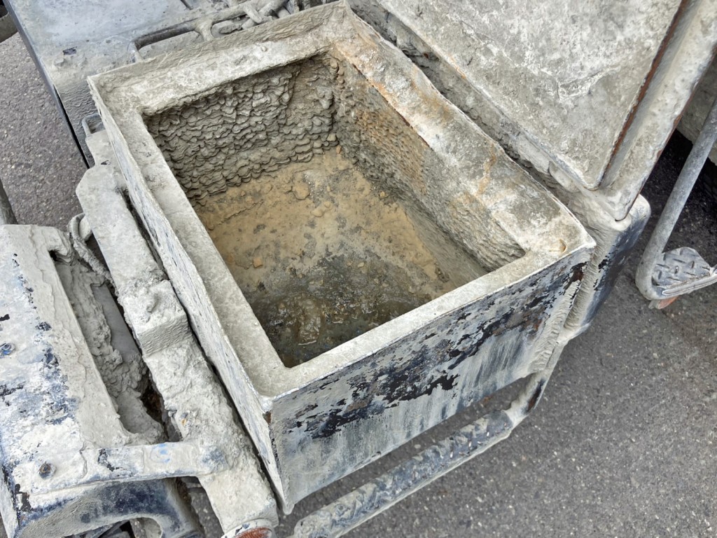 水タンク内にコンクリが付着しています。|日野 レンジャー 2KG-GC2ABAの写真19