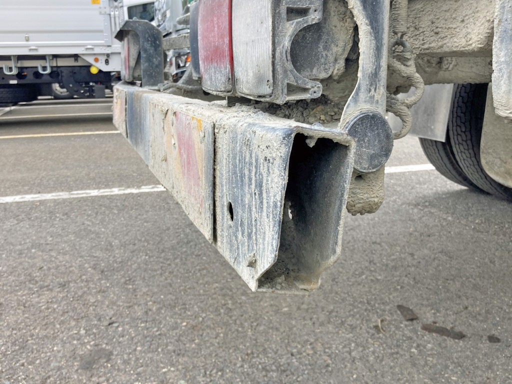 リヤバンパー運転席側に曲がりがあります。|日野 レンジャー 2KG-GC2ABAの写真21