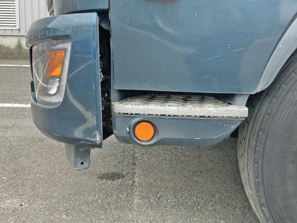 フロントバンパーの助手席側 及び 周辺にキズがあります。|日野 レンジャー 2KG-GC2ABAの写真28