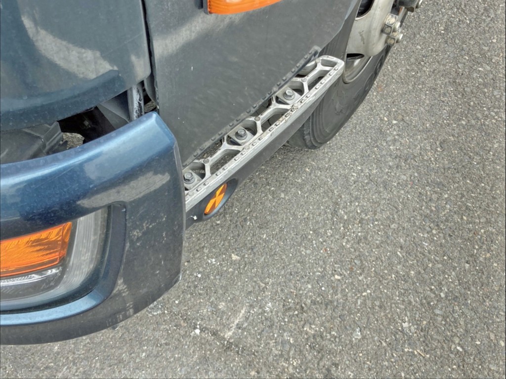 助手席側ステップに曲がりがあります。|日野 レンジャー 2KG-GC2ABAの写真29