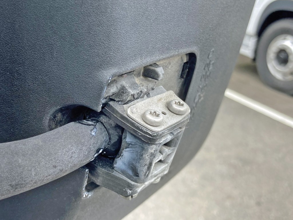 助手席側補助ミラー取り付け部に割れがあります。|日野 レンジャー 2KG-GC2ABAの写真30