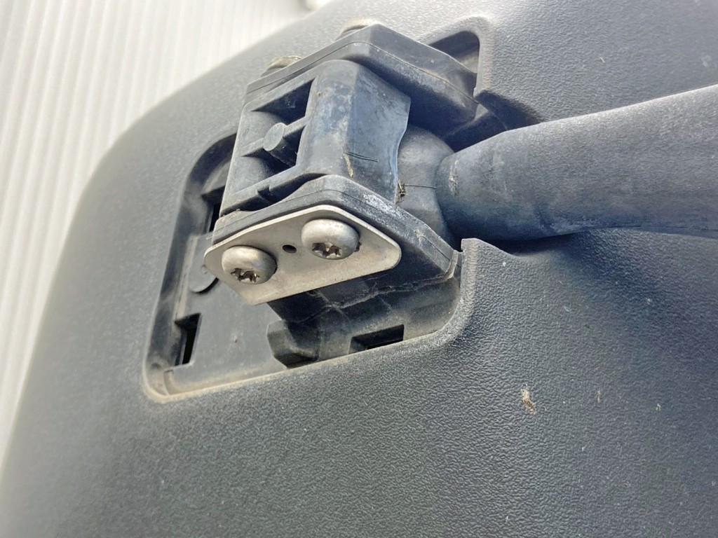 運転席側補助ミラー取り付け部に割れがあります。|日野 レンジャー 2KG-GC2ABAの写真31