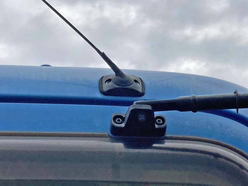 ラジオアンテナテープ補修しています。|日野 レンジャー 2KG-GC2ABAの写真32