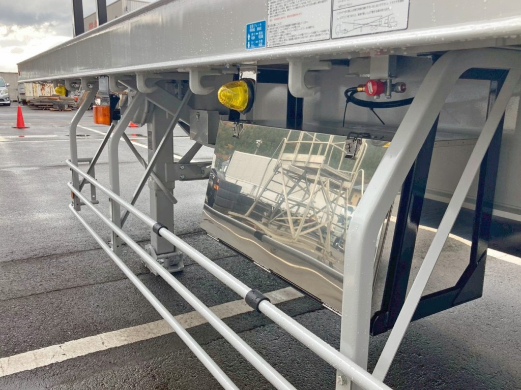 助手席側にステンレス製の工具箱が付いています。|トレクス  PFB34118の写真19