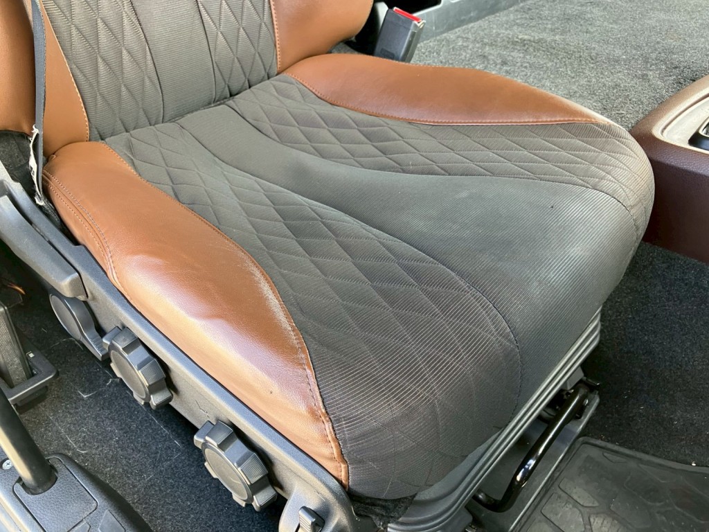 運転席シートにヘタリ・穴があります。|日野 プロフィア 2DG-SH1EDGGの写真9