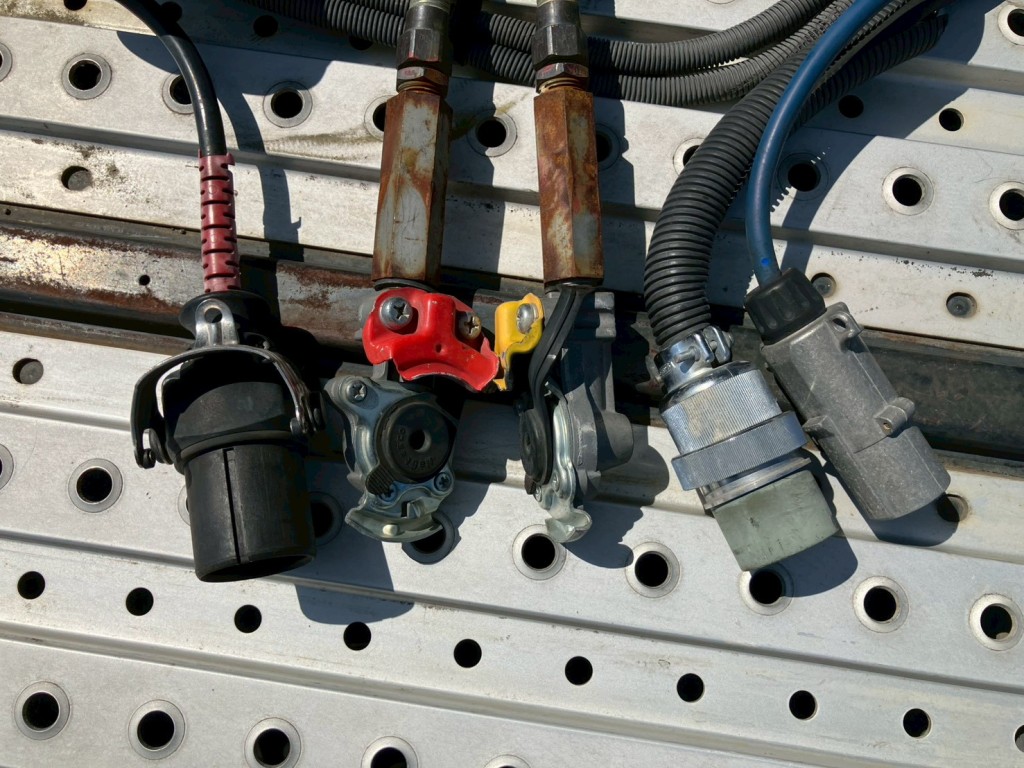 接続コネクター類です。|日野 プロフィア 2DG-SH1EDGGの写真11