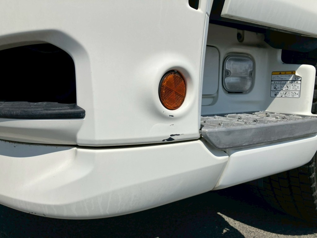フロントバンパーにキズがあります。|日野 プロフィア 2DG-SH1EDGGの写真16
