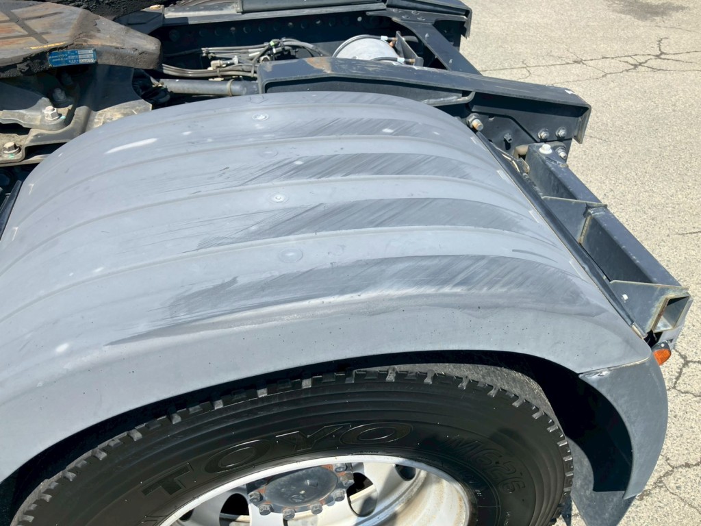 助手席側リアフェンダーにキズがあります。|日野 プロフィア 2DG-SH1EDGGの写真18