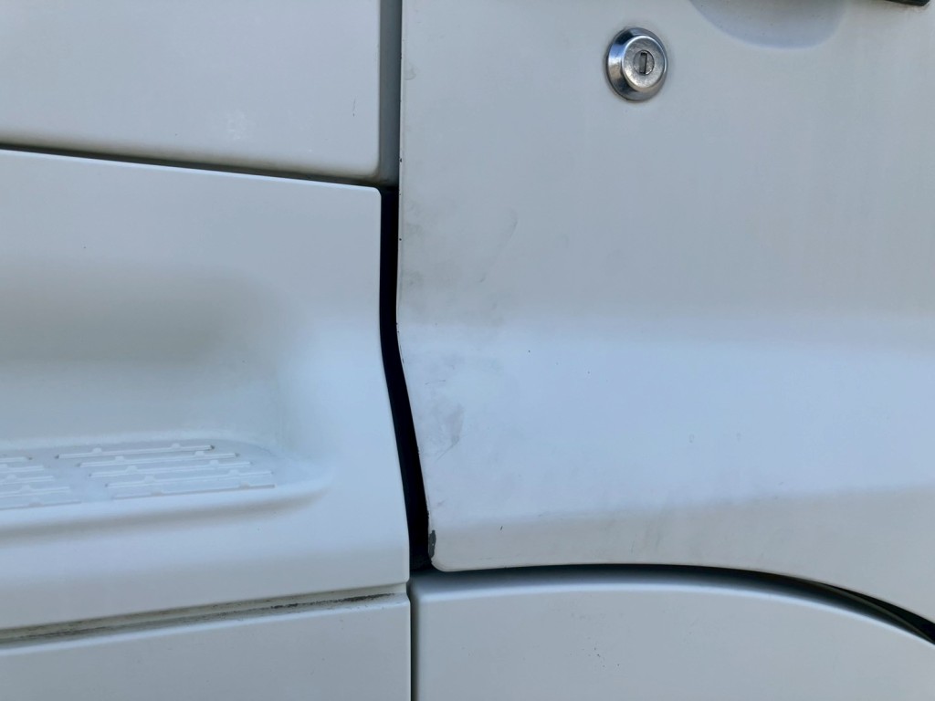 運転席側ドアにキズがあります。|日野 プロフィア 2DG-SH1EDGGの写真19
