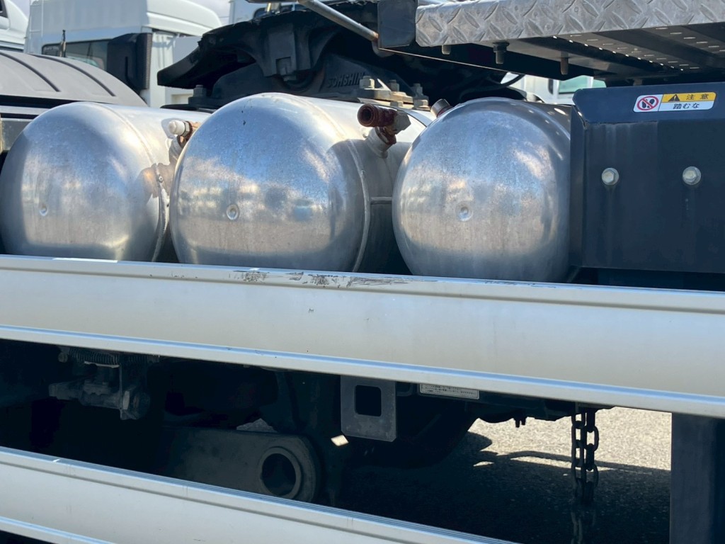 運転席側サイドバンパーにキズがあります。|日野 プロフィア 2DG-SH1EDGGの写真20