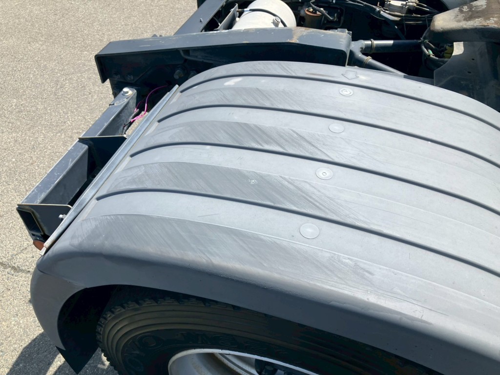 運転席側リアフェンダーにキズがあります。|日野 プロフィア 2DG-SH1EDGGの写真21