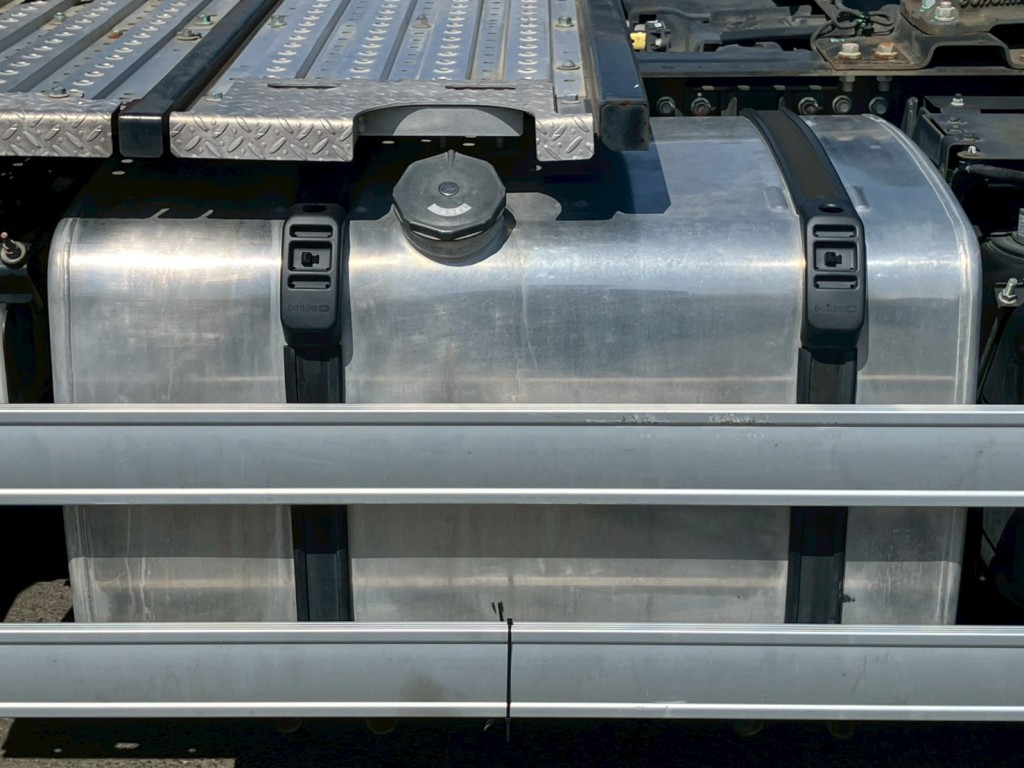 燃料タンクは390Lです。|日野 プロフィア 2DG-SH1EDGGの写真23