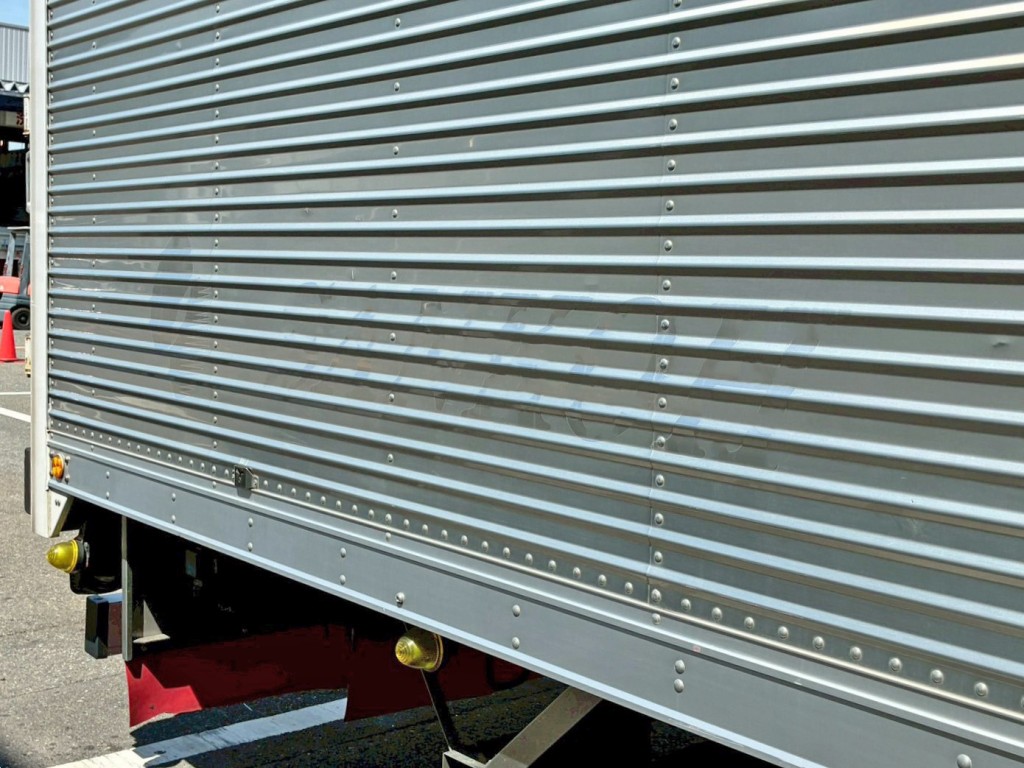 ボディー運転席側後方にシール剝がし跡があります。|日野 レンジャー TKG-FD7JKAG(2WD)の写真22