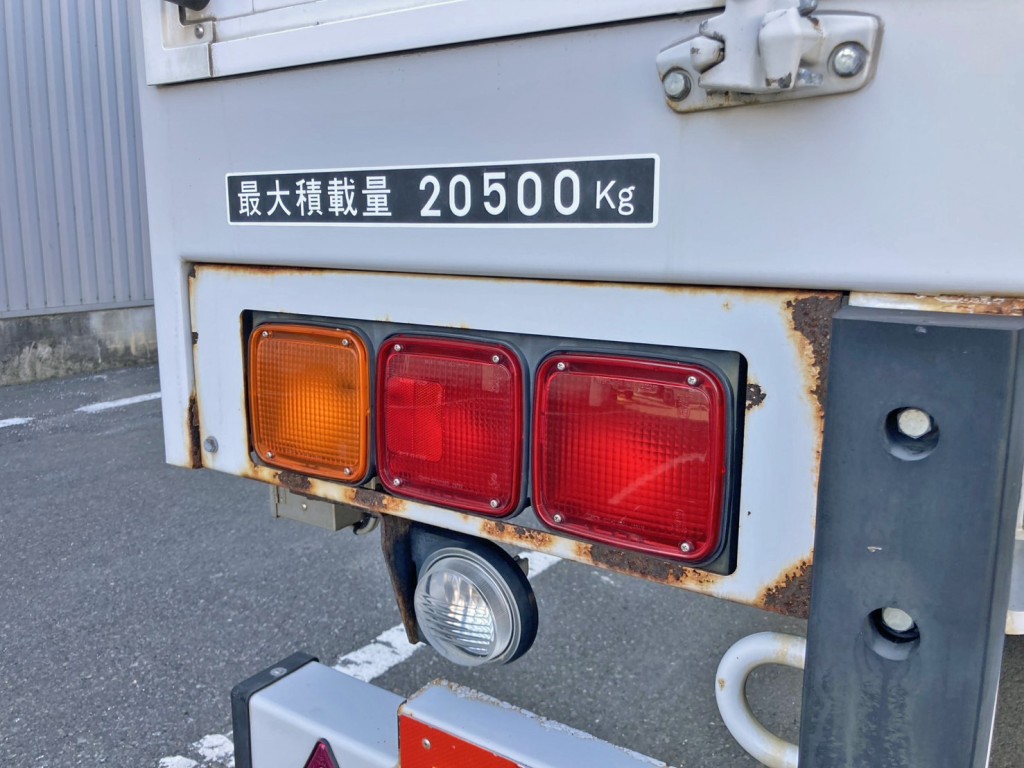 助手席側テールランプ周りにサビがあります。|トレクス  PFN24103改の写真17