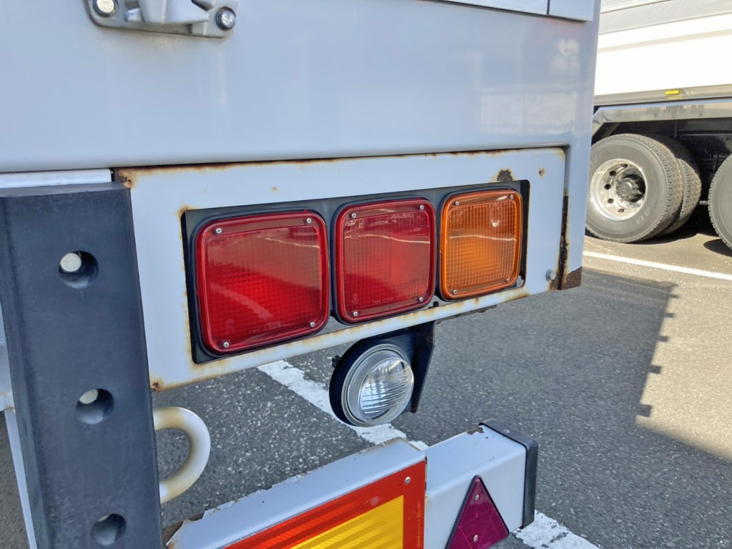 運転席側テールランプ周りにサビがあります。|トレクス  PFN24103改の写真18