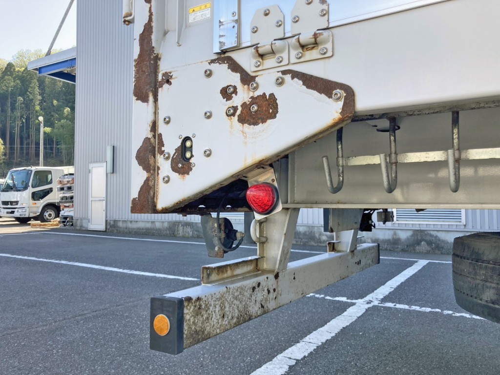 運転席側サイドレール後方 及び 周辺にサビがあります。|トレクス  PFN24103改の写真20