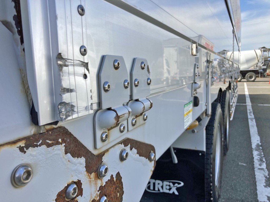 運転席側アオリ後方に引きキズがあります。|トレクス  PFN24103改の写真21