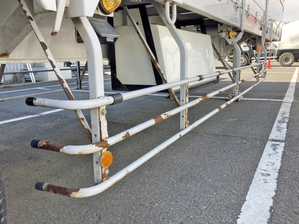 運転席側サイドバンパーにサビがあります。|トレクス  PFN24103改の写真24