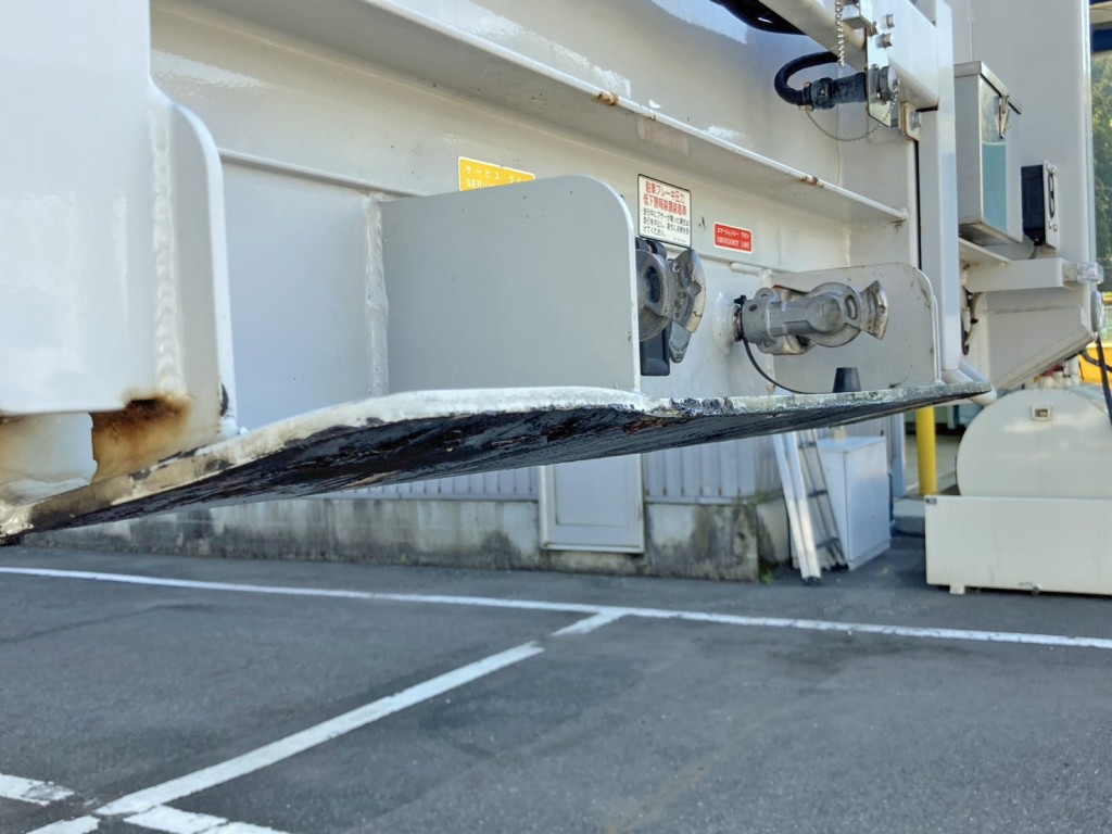 カプラガイドの運転席側に少々曲がりがあります。|トレクス  PFN24103改の写真33