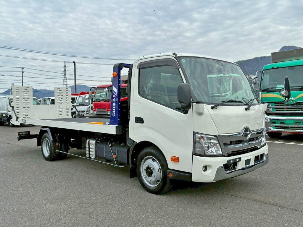 フロント周り、メッキパーツで飾っています。|日野 デュトロ 2KG-XZU722M(2WD)の写真2