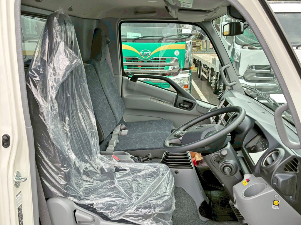 乗車定員は3名です。|日野 デュトロ 2KG-XZU722M(2WD)の写真7