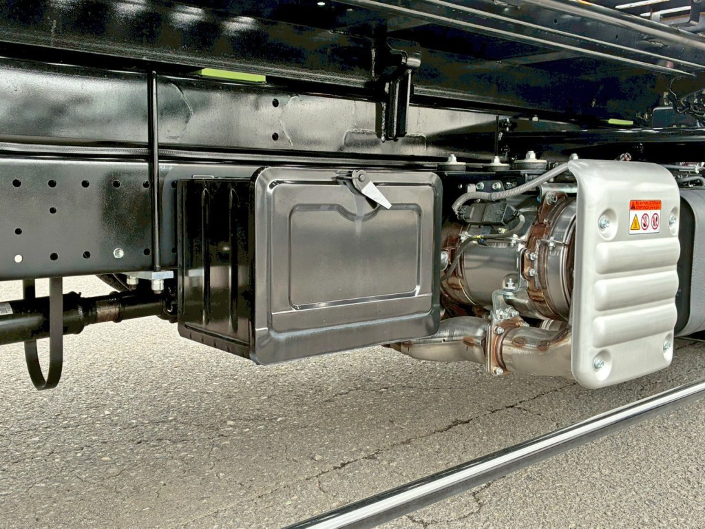 運転席側に工具箱が付いています。|日野 デュトロ 2KG-XZU722M(2WD)の写真14